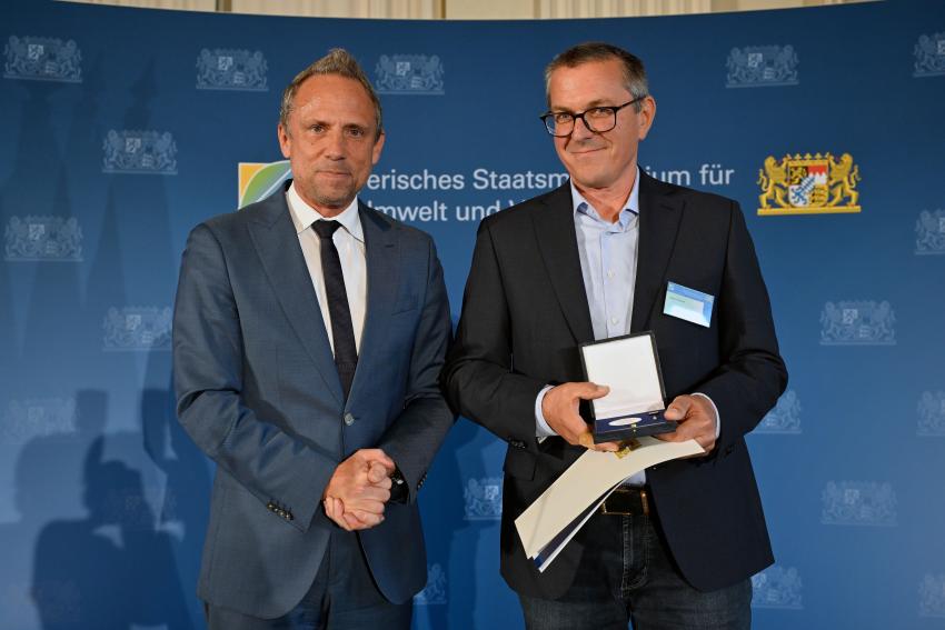 Das Foto zeigt Umweltminister Thorsten Glauber mit dem Preisträger Markus Blacek.