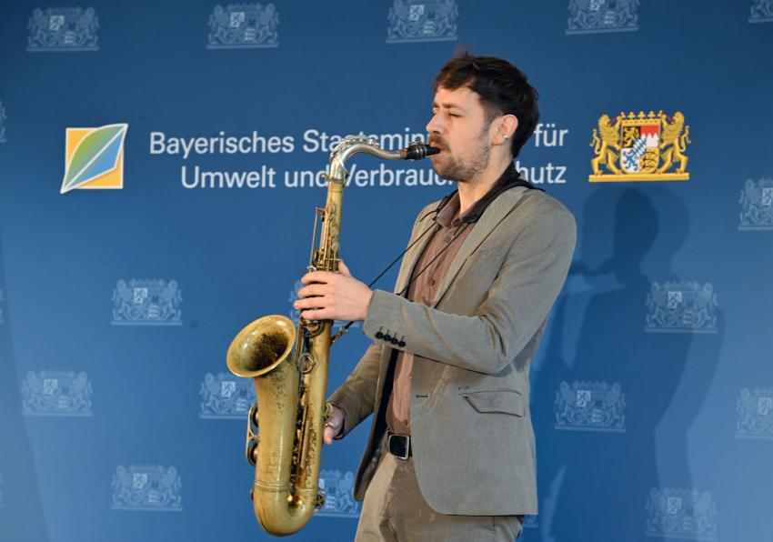 Moritz Stahl spielt Musik auf seinem Saxophon.