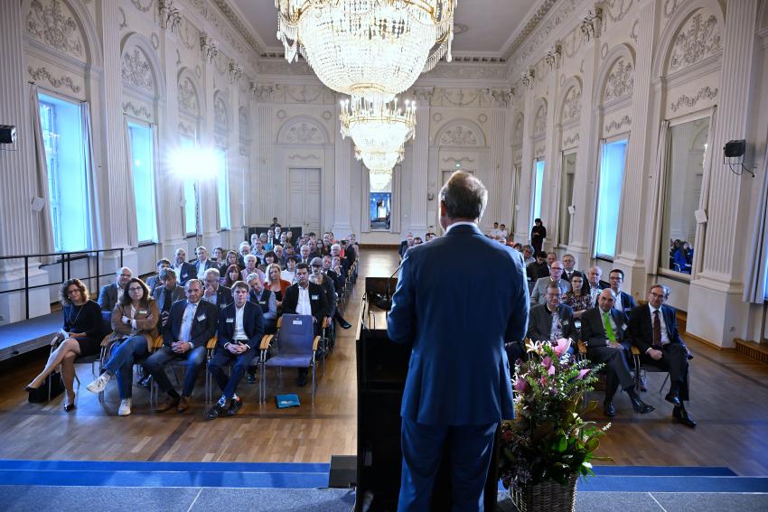 Umweltminister Thorsten Glauber steht am Rednerpult mit Blick in den Max-Joseph-Saal.
