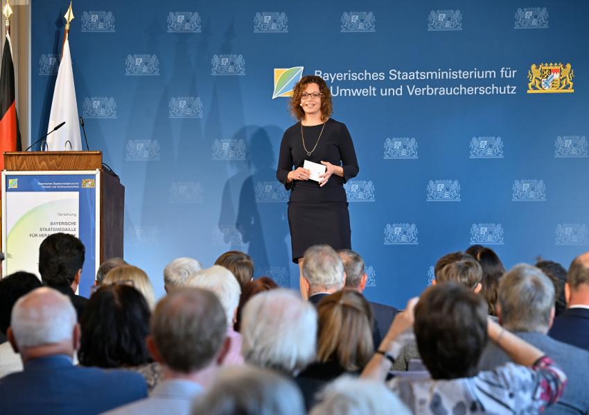 Die Festveranstaltung wurde moderiert von Frau Siebert (StMUV).