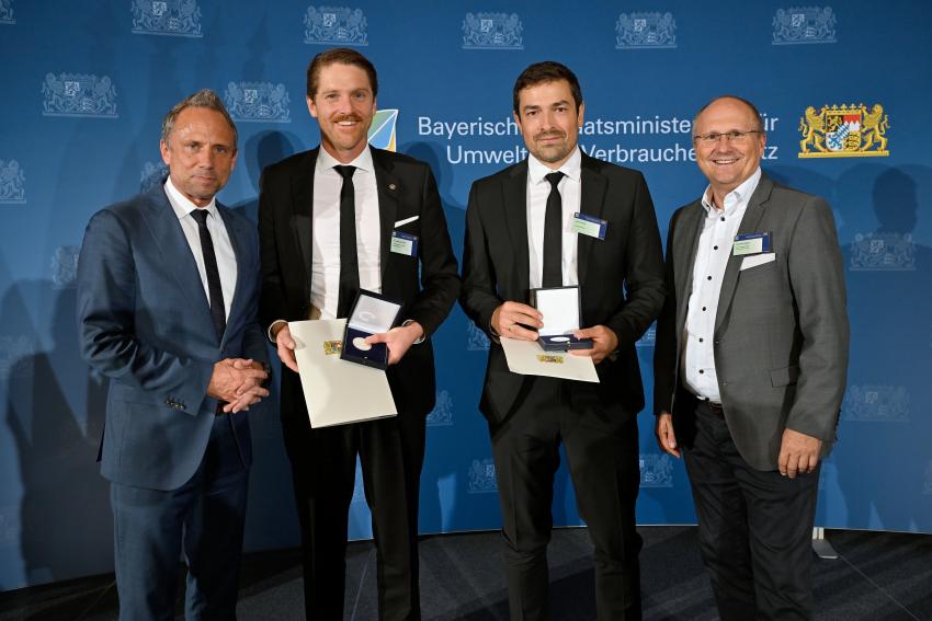 Gruppenfoto zeigt von links: Umweltminister Thorsten Glauber, Preisträger Dr.-Ing. Sebastian Porkert und Adrian Scholl, Christian Schiller (erster Bürgermeister der Gemeinde Herrsching).