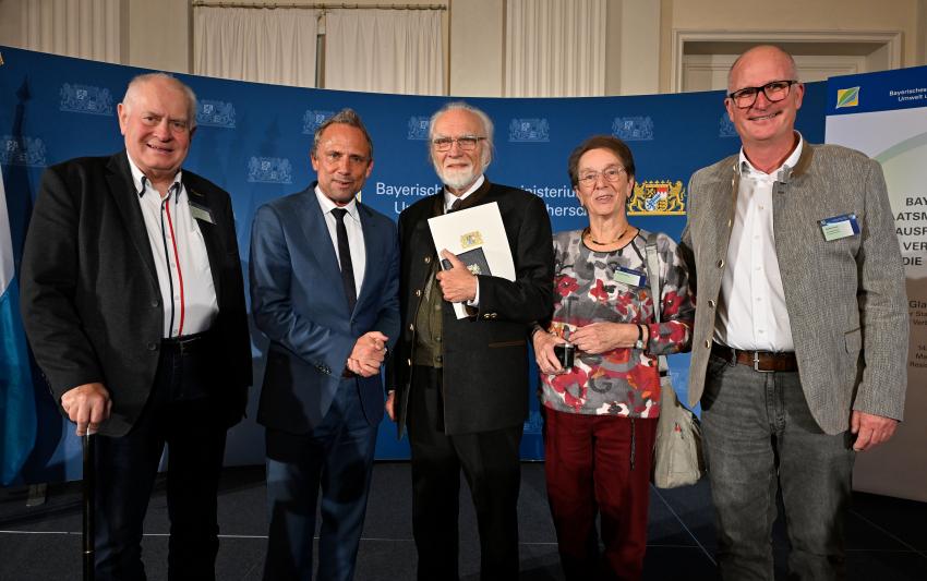 Auf dem Gruppenfoto ist Umweltminister Thorsten Glauber (2. v. li.) mit dem Preisträger Walter Malkmus, Barbara Malkmus mit einem weiteren Gast und Stephan Amend (erster Bürgermeister der Gemeinde Partenstein) zu sehen.