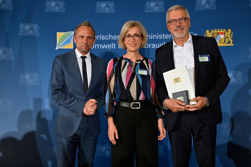 Gruppenfoto zeigt Umweltminister Thorsten Glauber mit dem Preisträger Prof. Dr.-Ing. Markus Disse und Silke Disse.