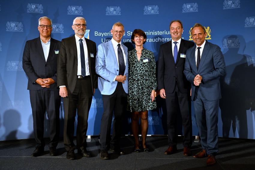 Das Gruppenfoto zeigt Umweltminister Thorsten Glauber zusammen mit dem Preisträger Matthias Worst, Andrea Worst, Christoph Beyer und weiteren Gästen. 
