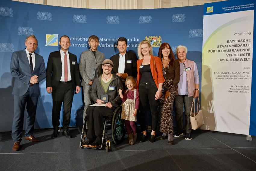 Auf dem Gruppenfoto ist Umweltminister Thorsten Glauber zusammen mit dem Preisträger Dominik Herrmann und mit weiteren Gästen zu sehen.
