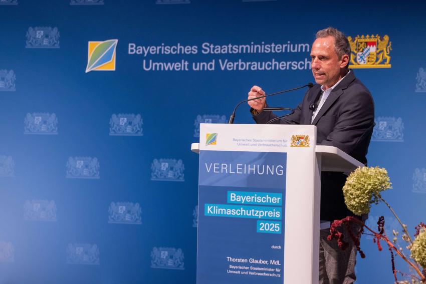 Umweltminister Thorsten Glauber am Rednerpult bei der Verleihung des Bayerischen Klimaschutzpreises 2025 in Regensburg