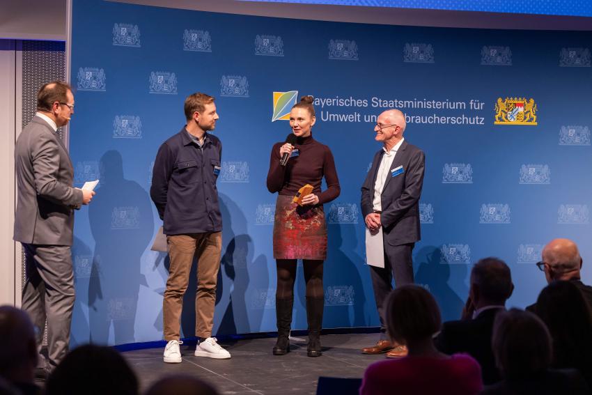 Dr. Ulrich Buchhauser, Leiter der Landesagentur für Energie und Klimaschutz (LENK), mit den Vertretern und der Vertreterin von Ratisbona Handelsimmobilien