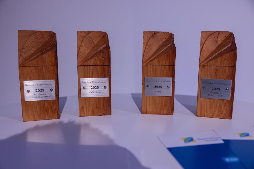Die Preisträger des Bayerischen Klimaschutzpreises 2025: Ratisbona Handelsimmobilien, Prof. Dr. Clemens Thielen und Dr. Jan Boeckmann mit dem Projekt AKUT, der Café Übrig e.V. und die Brauerei zum Kuchlbauer GmbH & Co. KG