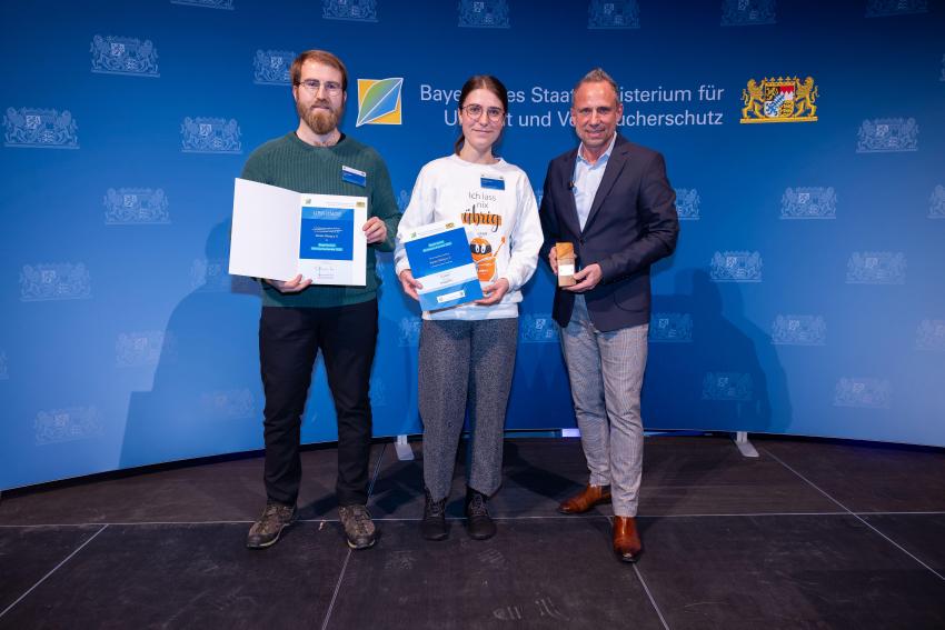 von rechts nach links: Umweltminister Thorsten Glauber, Franziska Wirth (Verein Übrig e.V.) und Lukas Stanzl (Verein Übrig e.V.)