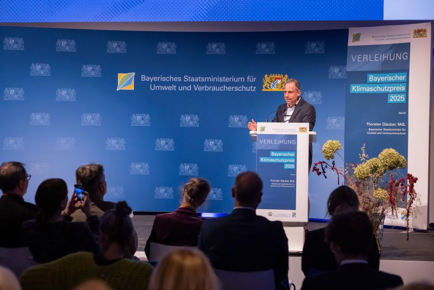 Umweltminister Thorsten Glauber am Rednerpult bei der Verleihung des Bayerischen Klimaschutzpreises 2025 in Regensburg