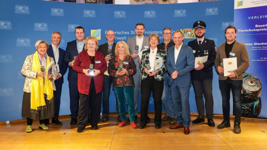 Das Gruppenfoto zeigt den Bayerischen Umweltminister Thorsten Glauber und Hannes Jaenicke (Tierschützer, Umweltaktivist und Schauspieler) zusammen mit den Tierschutzpreisträgerinnen und Preisträgern.