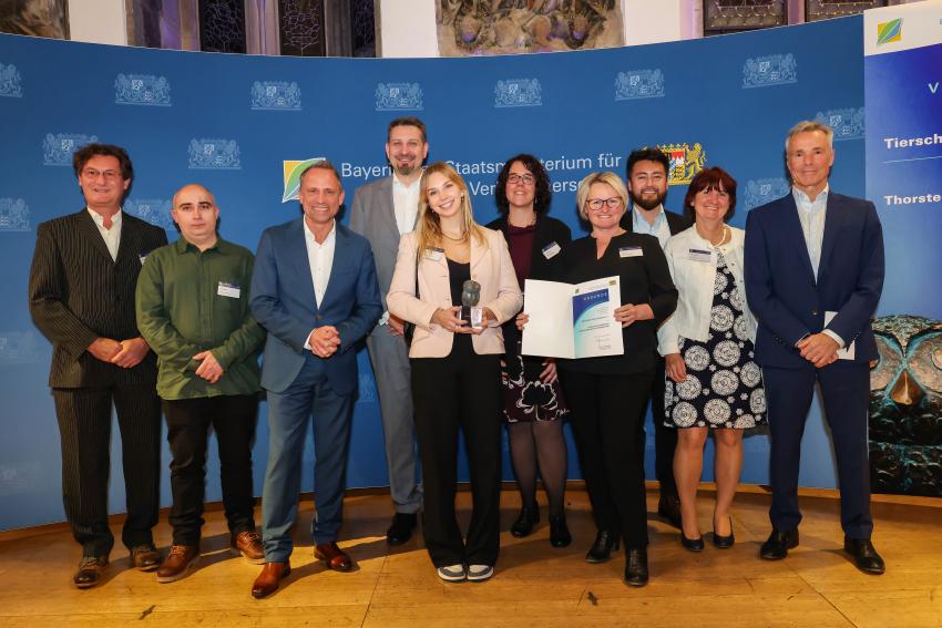 Das Foto zeigt den Bayerischen Umweltminister Thorsten Glauber und Hannes Jaenicke zusammen mit den Tierschutzpreisträgerinnen und Preisträgern des Rehkitzrettung Augsburg e. V.
