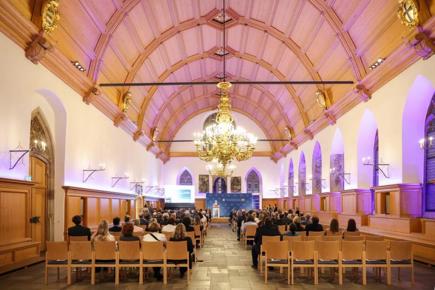 Umweltminister Thorsten Glauber steht am Rednerpult, Blick in den historischen Rathaussaal.