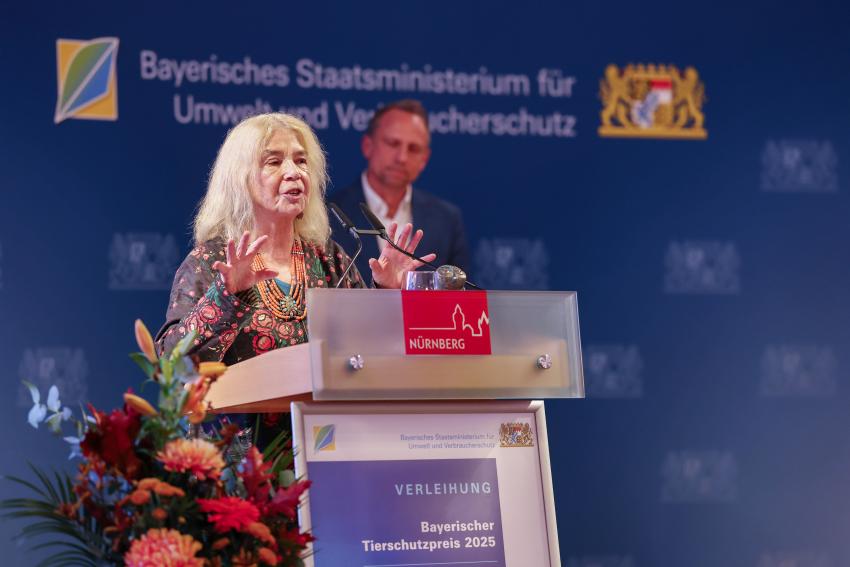 Tierschutzpreisträgerin Tessy Lödermann steht am Rednerpult.