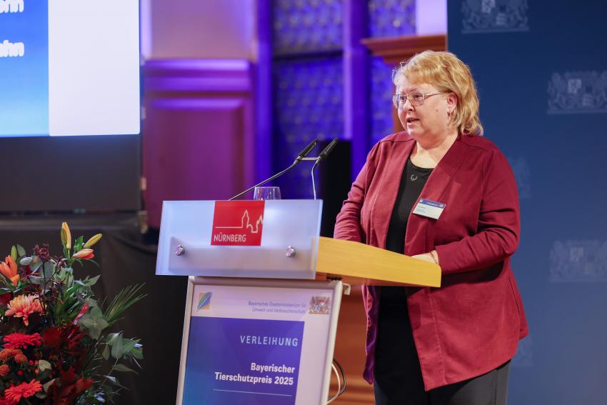 Tierschutzpreisträgerin Ilona Wojahn steht am Rednerpult.