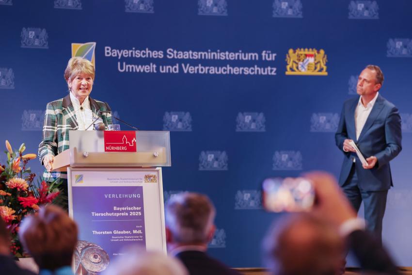 Tierschutzpreisträgerin Dr. Margit Zeitler-Feicht steht am Rednerpult.