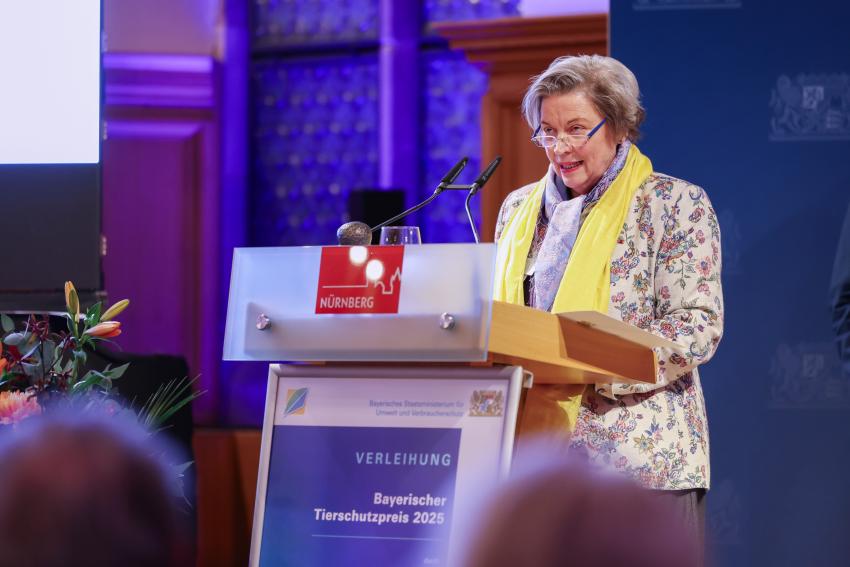 Vertreterin der Kitzrettung Dreiburgenland e. V. steht am Rednerpult.