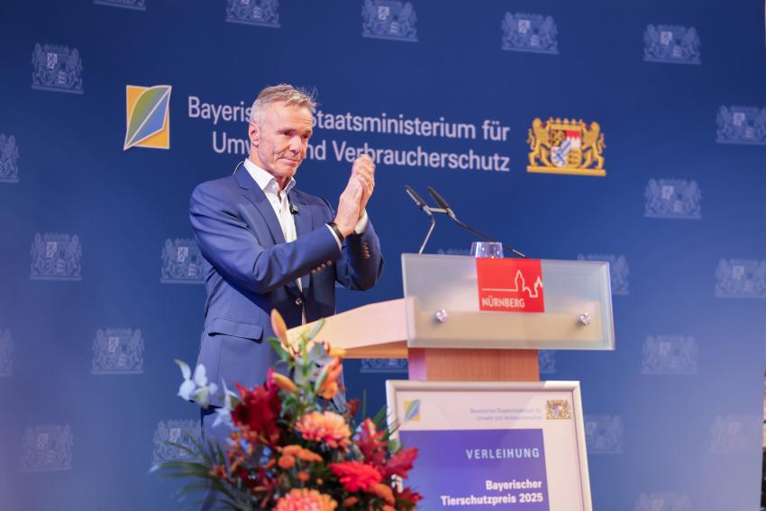 Am Rednerpult steht der Tierschützer, Umweltaktivist und Schauspieler Hannes Jaenicke.