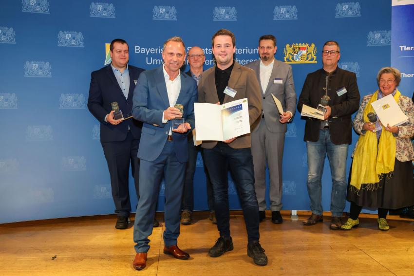 Das Foto zeigt den Bayerischen Umweltminister Thorsten Glauber zusammen mit den Tierschutzpreisträgerinnen und Preisträgern.