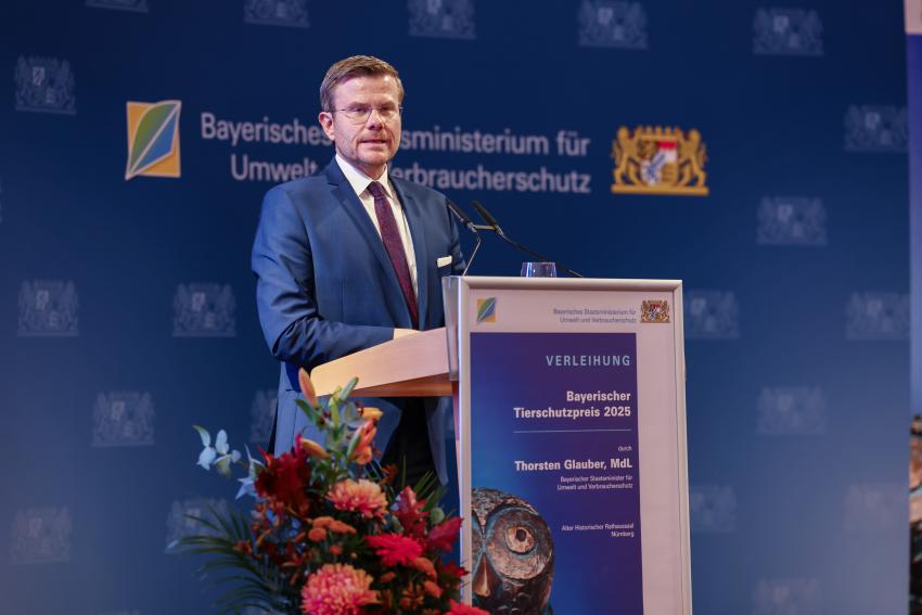 Am Rednerpult steht Oberbürgermeister der Stadt Nürnberg Marcus König und hält ein Grußwort.