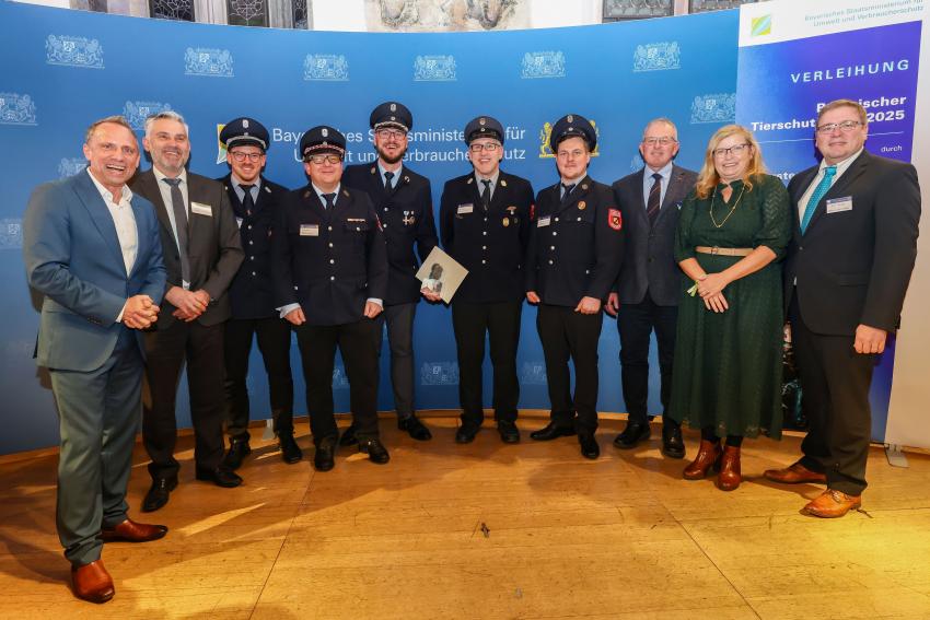 Das Foto zeigt den Bayerischen Umweltminister Thorsten Glauber zusammen mit den Tierschutzpreisträgerinnen und Preisträgern der Freiwilligen Feuerwehr Sindelbach.