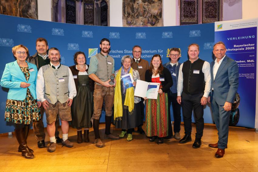 Das Foto zeigt den Bayerischen Umweltminister Thorsten Glauber zusammen mit den Tierschutzpreisträgerinnen und Preisträgern des Kitzrettung Dreiburgenland e. V.