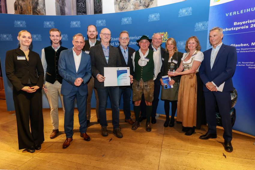 Das Foto zeigt den Bayerischen Umweltminister Thorsten Glauber und Hannes Jaenicke zusammen mit den Tierschutzpreisträgerinnen und Preisträgern der Wildtier-Rettung Pfaffenwinkel e. V. 