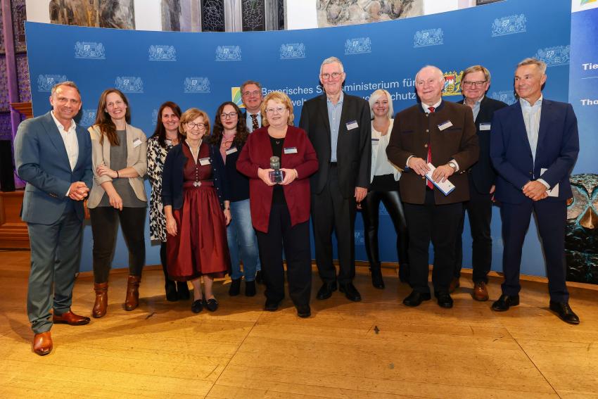 Das Foto zeigt den Bayerischen Umweltminister Thorsten Glauber und Hannes Jaenicke zusammen mit der Preisträgerin Ilona Wojahn und Vertretern der Anja-Wojahn-Stiftung.
