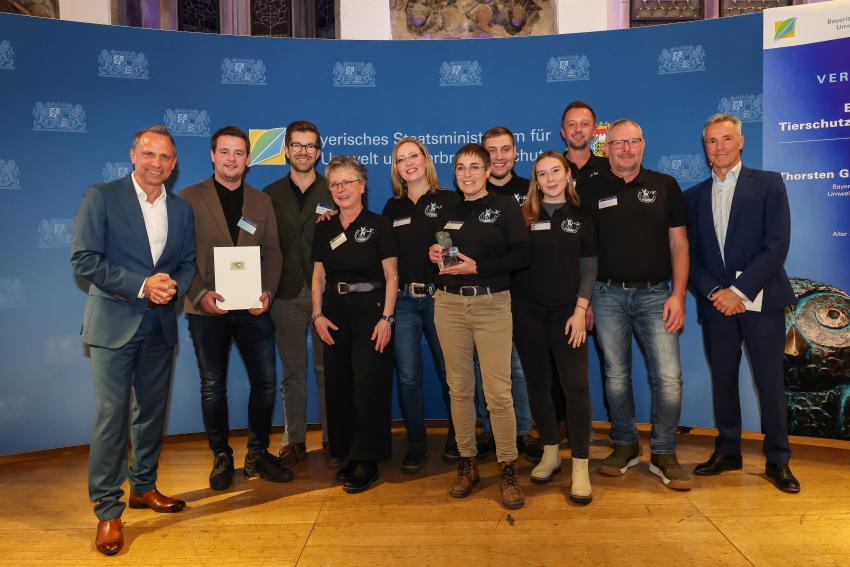 Das Foto zeigt den Bayerischen Umweltminister Thorsten Glauber und Hannes Jaenicke zusammen mit den Tierschutzpreisträgerinnen und Preisträgern des Kitzrettung Unterfranken e. V.