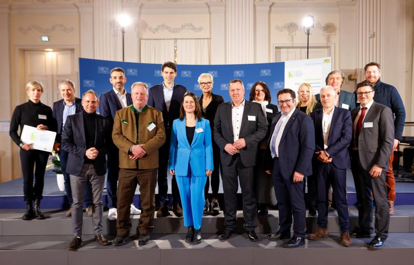 Das Gruppenfoto zeigt Umweltminister Thorsten Glauber (1.Reihe, links) zusammen mit den Preisträgern des Gütesiegels 
