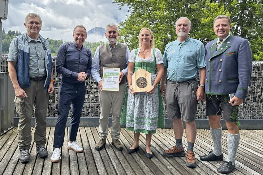 Umweltminister Thorsten Glauber verleiht das Umweltgütesiegels an die Wasseralm im Nationalparkzentrum „Haus der Berge“ in Berchtesgaden. Das Gruppenfoto zeigt v. l.: DAV-Vizepräsident Ernst Schick; Umweltminister Glauber; Nationalparkleiter Dr. Roland Baier; Gabi Schieder-Moderegger, Vorsitzende der DAV-Sektion Berchtesgaden; DAV-Präsident Roland Stierle, MdL Michael Koller. Bildnachweis: Nationalpark Berchtesgaden