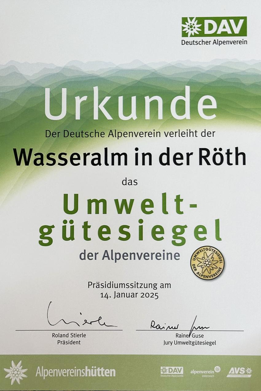 Urkunde Umweltgütesiegel an die Wasseralm, Bildnachweis: Nationalpark Berchtesgaden