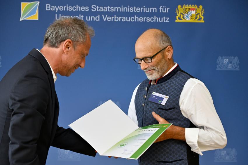 Umweltminister Thorsten Glauber übergibt die Urkunde an Georg Hans