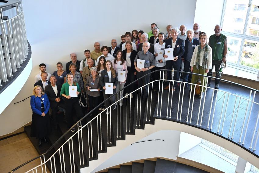 Gruppenfoto zeigt den Bayerischen Umweltminister Thorsten Glauber mit den diesjährigen Ehrenamtlichen aus Oberbayern. 