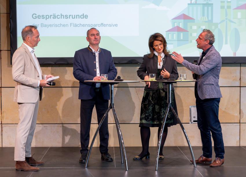 Minister Aiwanger, Ministerin Kaniber und Minister Glauber in einer Gesprächsrunde