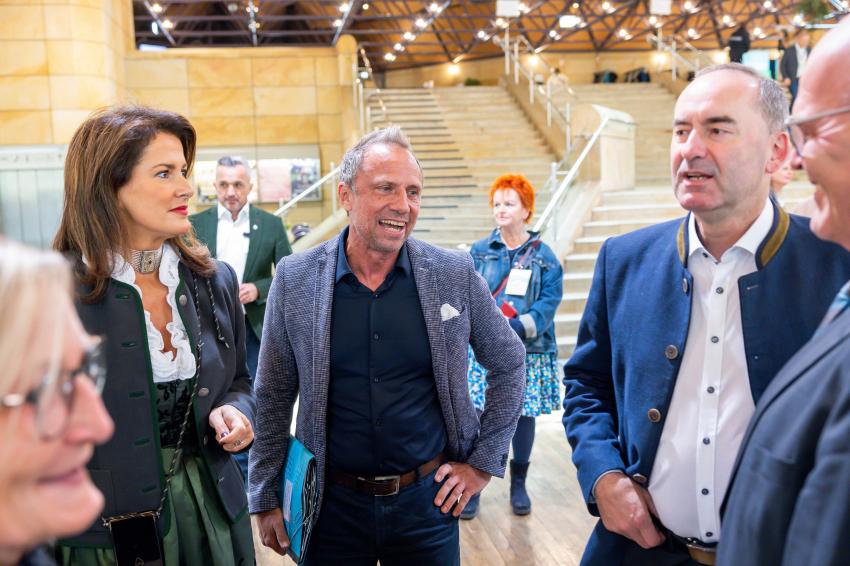 Minister Glauber, Ministerin Kaniber und Minister Aiwanger bei der Begrüßung