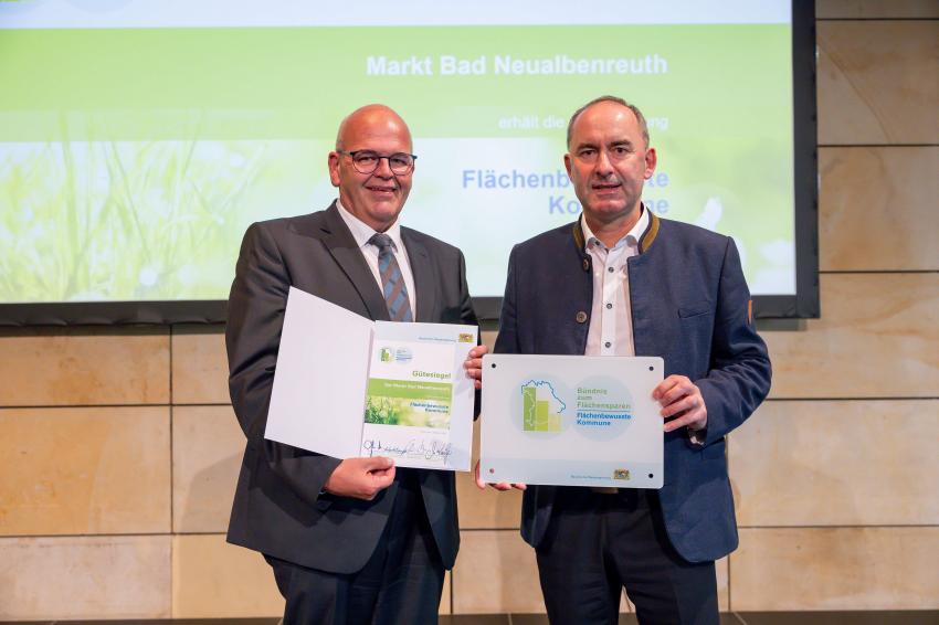 Markt Bad Neualbenreuth erhält die Auszeichnung Flächenbewusste Kommune