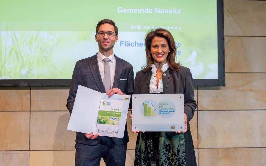 Gemeinde Neusitz erhält die Auszeichnung Flächenbewusste Kommune