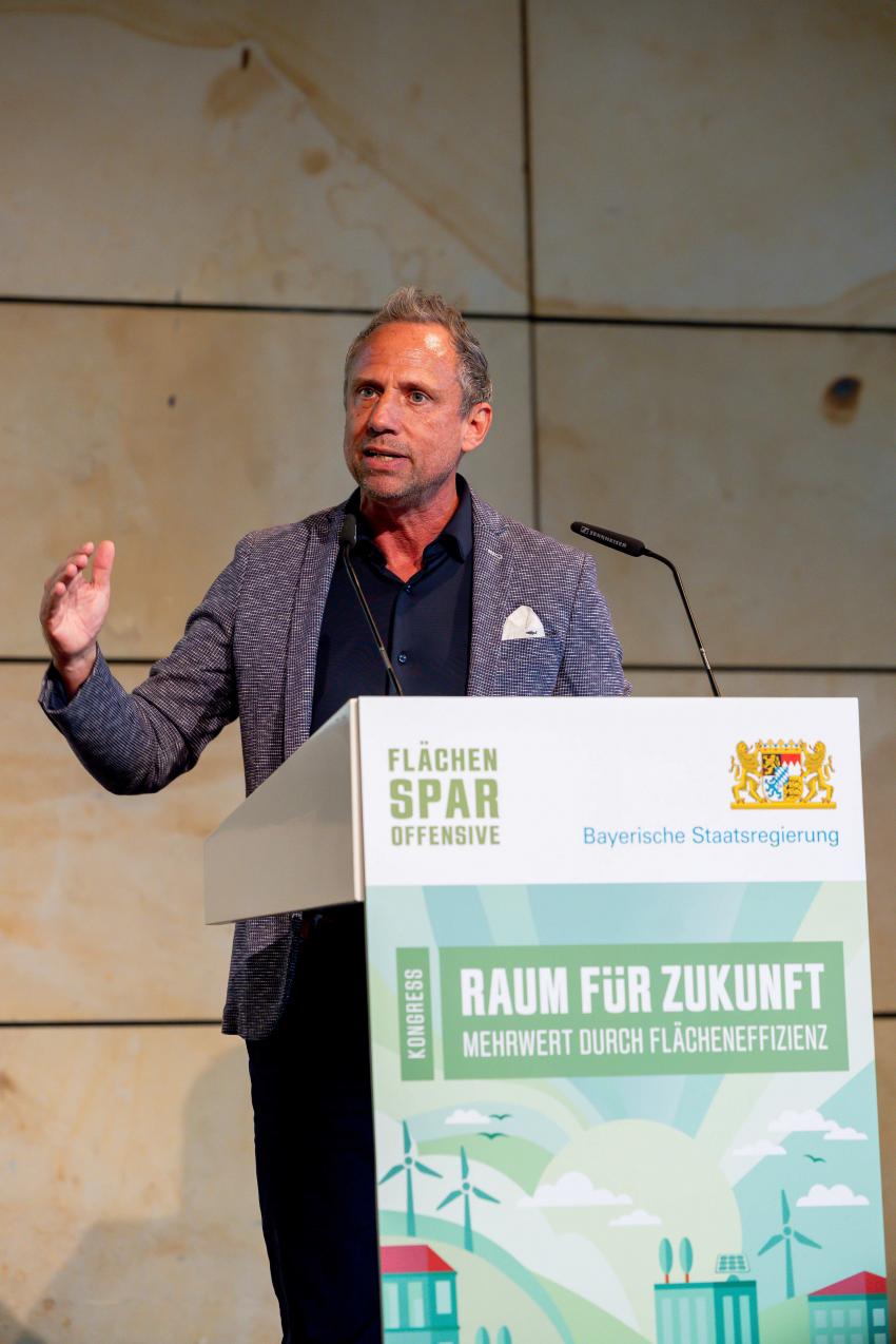 Minister Glauber hält eine Rede