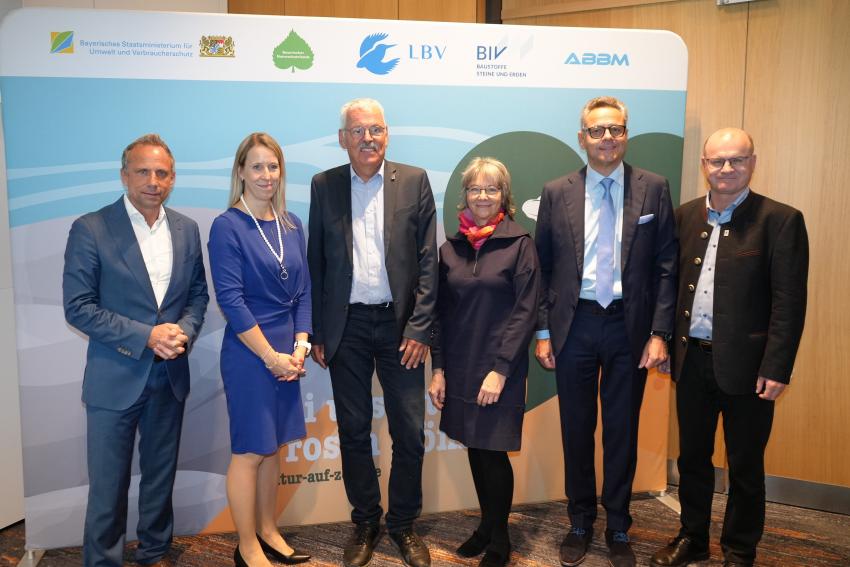 von links nach rechts: Umweltminister Thorsten Glauber, Dr. Stefanie Gillhuber, Leitende Referentin beim BIV e.V., Dr. Andreas von Lindeiner, LBV Bayern e.V., Ulrike Strohmeier, Vorständin Bayerischer Naturschutzfonds, Georg Fetzer, Präsident BIV e.V., Dr. Norbert Schäffer, Vorsitzender LBV Bayern e.V