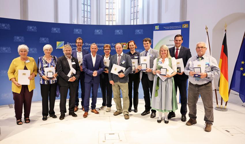 Umweltminister Thorsten Glauber verleiht die Bayerische Staatsmedaille für Umwelt (höchste Auszeichnung des Freistaat Bayern für 