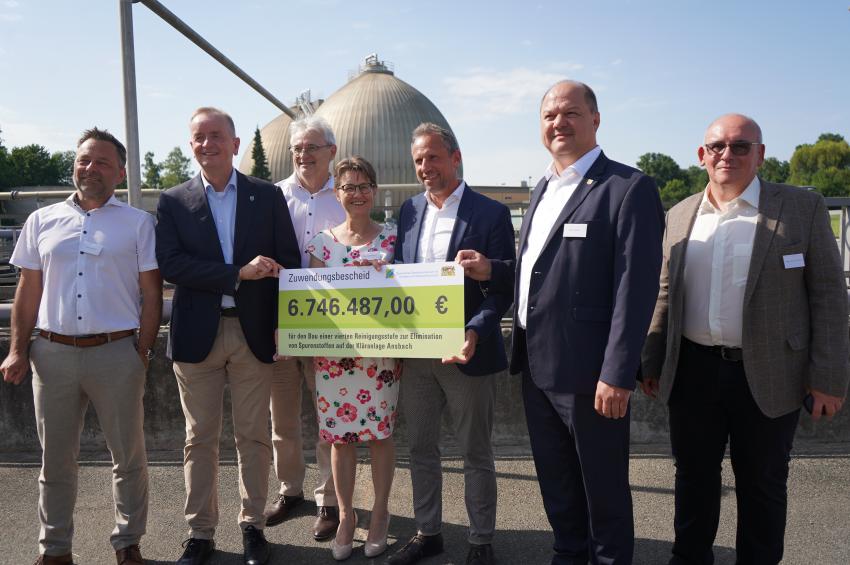 Umweltminister Thorsten Glauber übergibt in Ansbach den Förderbescheid über 6,7 Millionen Euro für den Bau einer vierten Reinigungsstufe