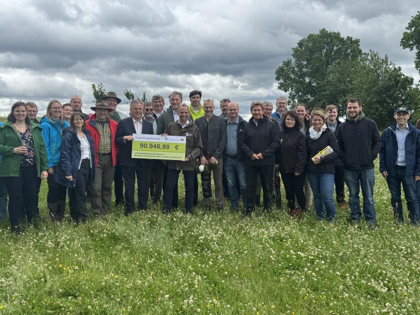 Gruppenfoto zeigt: Umweltminister Thorsten Glauber und Klaus Peter Söllner (Landrat des Landkreises Kulmbach) halten zusammen den Förderbescheid für neue Streuobstpflanzungen im Landkreis Kulmbach auf der Rinderweide im Wert von 90.946,80€; unter den Gästen waren dabei: Jochen Trier (Erster Bürgermeister Wirsberg), Norbert Schäffer (Vorsitzende des LBV Bayern), Betriebsinhaber Lukas Kießling, Kreisfachberaterin Anna Lena Ostermeier, Herr Johannes Schmitt, Klaus Schaumberg (Geschäftsführer LPV Kulmbach) und weitere Gäste.