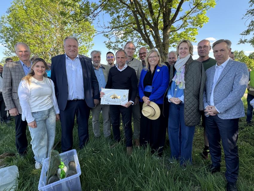 Umweltminister Thorsten Glauber trifft sich mit den Mitgliedern der Teichgenossenschaft Aischgrund an den Weppersdorfer Weihern zur Vorführung der Naturschutzfachkartierung. Foto zeigt von links nach rechts: Svenja Viertel (Aischgründer Karpfenkönigin), Dr. Martin Oberle (Stellv. Landrat des Landkreises Erlangen-Höchstadt), Walter Nussel (MdL), Walter Jacob (Vorsitzender Teichgenossenschaft Aischgrund), Alexander Flierl (MdL), Umweltminister Thorsten Glauber, Gabi Schmidt (MdL), Petra Högl (MdL), Alexander Tritthart (Landrat des Landkreises Erlangen-Höchstadt) und weitere Mitglieder der Teichgenossenschaft.