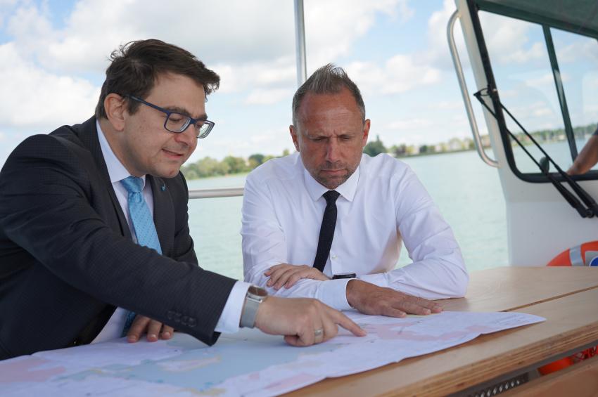 Das Foto zeigt Bayerns Umweltminister Thorsten Glauber (r.) und Bernhard Lederer, Leiter Wasserwirtschaftsamt Traunstein.