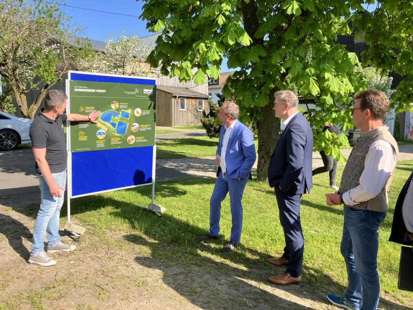 Die Gemeinde Tröstau stellt Umweltminister Thorsten Glauber das geplante Solarpark-Projekt 