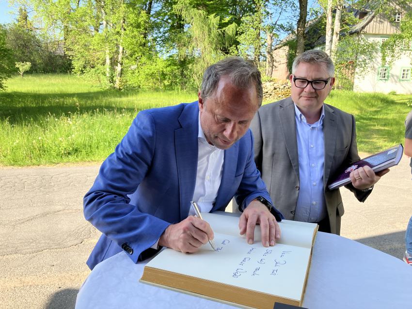 Umweltminister Glauber schreibt ins Goldene Buch der Gemeinde Tröstau