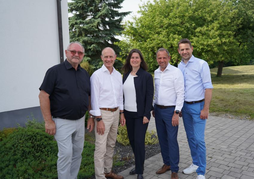 In Ebermannstadt und im gesamten Landkreis Forchheim wurde die Straßenbeleuchtung komplett auf LED umgerüstet. Foto zeigt v. l. n. r.: Otto Siebenhaar (stellv. Landrat LK Forchheim), Dr. Egon Leo Westphal (Vorstandsvorsitzender Bayernwerk AG), Christiane Meyer (Bürgermeisterin Ebermannstadt), Umweltminister Thorsten Glauber, Jürgen Fiedler (Geschäftsführer Stadtwerke Ebermannstadt)