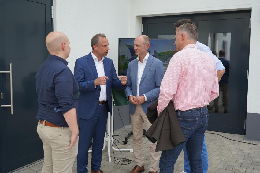 Umweltminister Thorsten Glauber im Gespräch. 