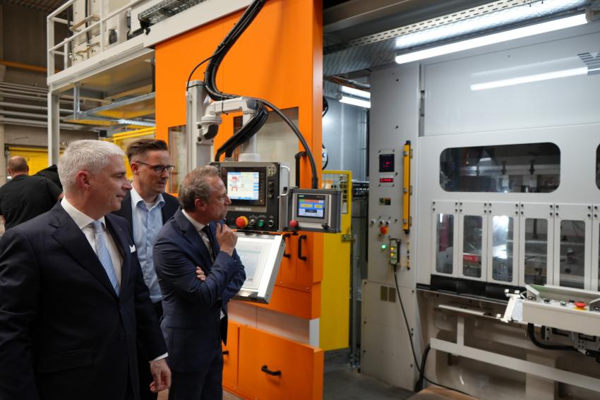 Minister Glauber wird die neue Linie M241-EPS 330 vorgestellt